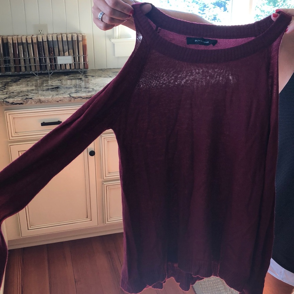 Oliviaceous sweater with shoulder cut outs